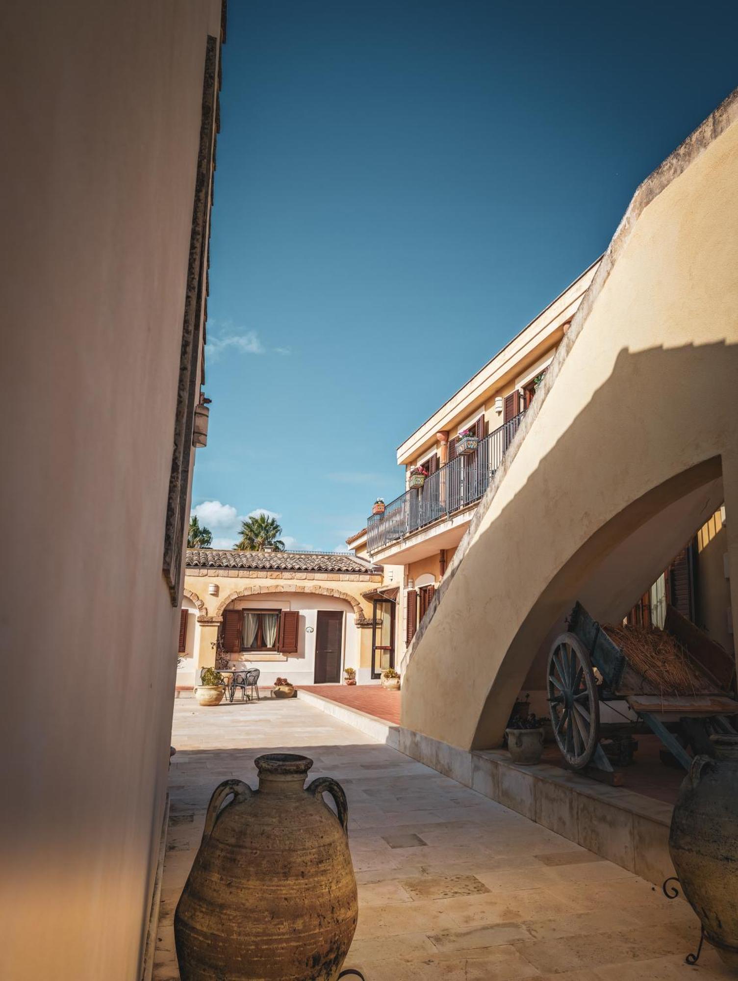 Hotel La Corte Del Sole Lido di Noto Bagian luar foto