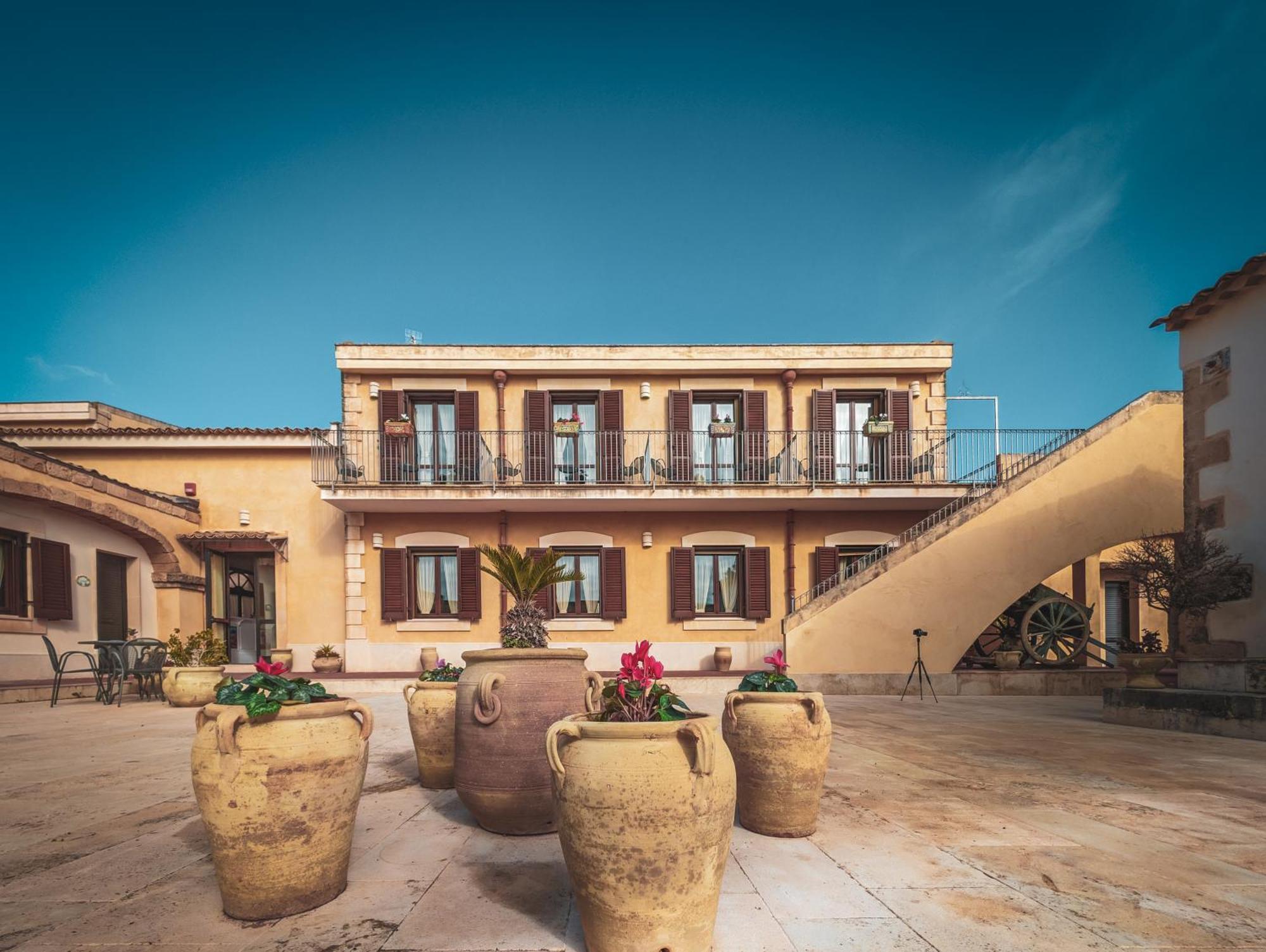 Hotel La Corte Del Sole Lido di Noto Bagian luar foto