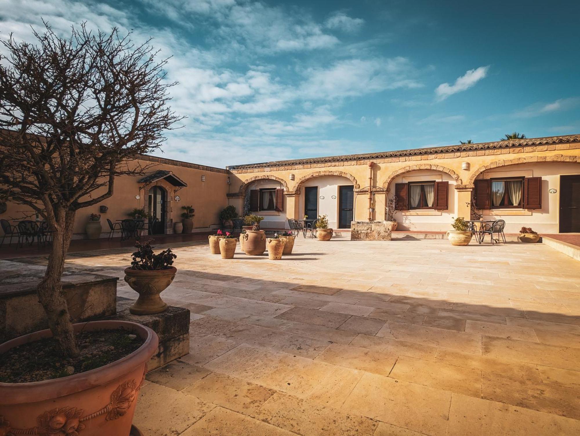 Hotel La Corte Del Sole Lido di Noto Bagian luar foto