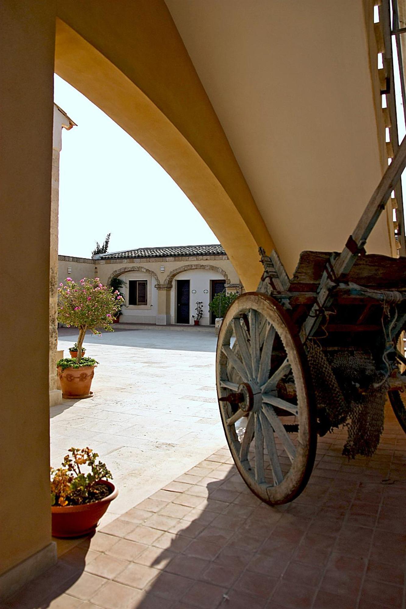 Hotel La Corte Del Sole Lido di Noto Bagian luar foto